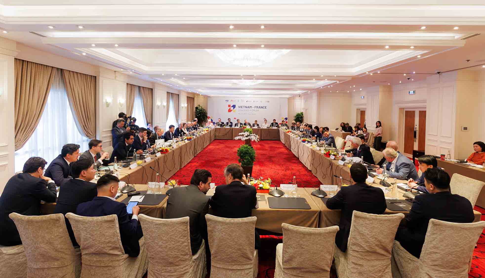 Chủ tịch FPT đề xuất chiến lược “đồng hiện diện” với các doanh nghiệp Pháp