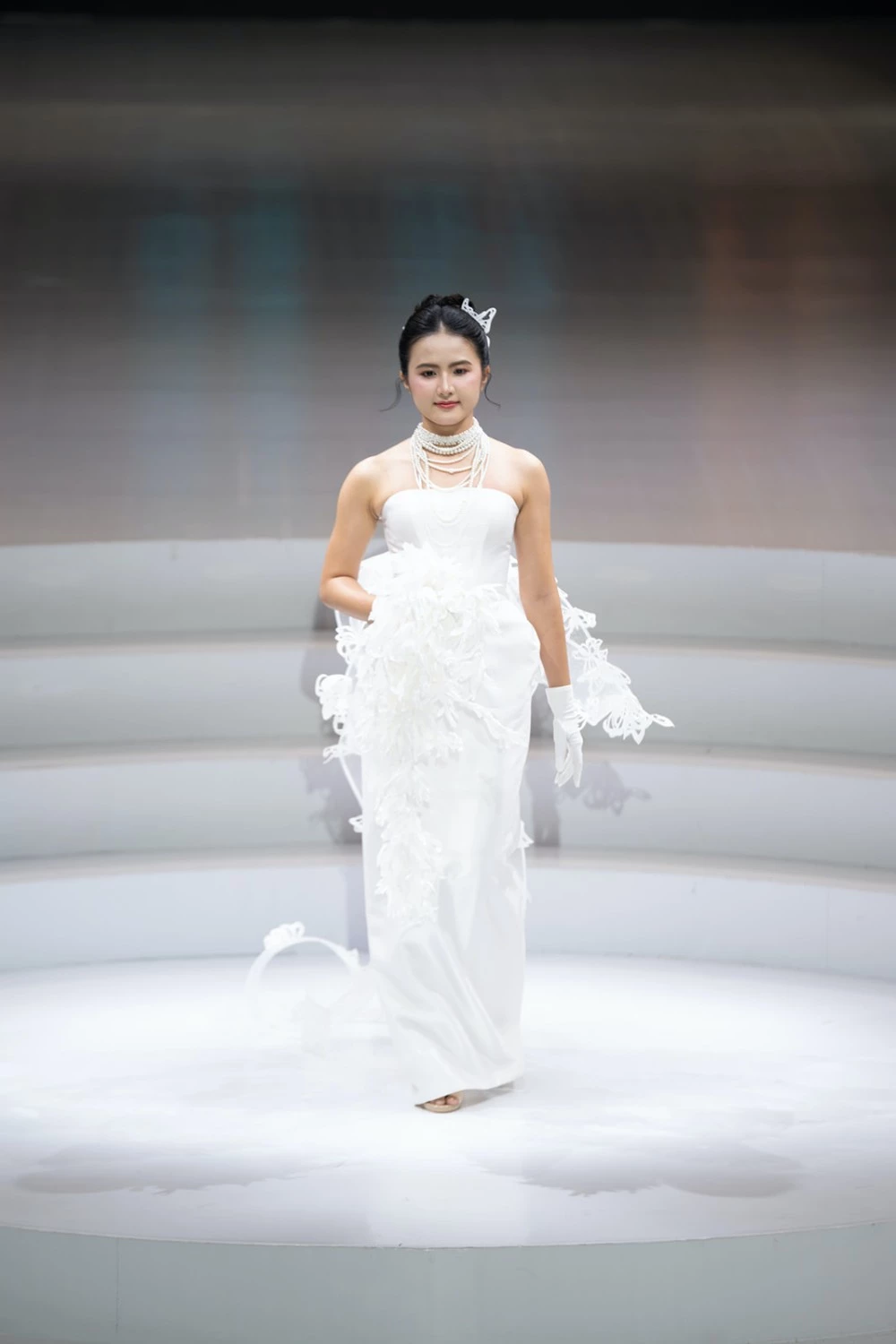 Qua đó, thương hiệu gửi gắm kỳ vọng vào những chiếc váy sẽ trở thành biểu tượng cho khoảnh khắc người phụ nữ ý thức về sự trưởng thành một cách đẹp đẽ và tỉnh thức.