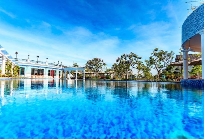 Vì sao nước hồ bơi thường có màu xanh? Lý do hóa học ít ai ngờ tới và các phương pháp khử trùng phổ biến