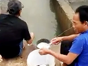 CLIP: Câu cá kiểu "có 1-0-2" dùng chai nhựa và bột mì, vẫn giật cá lia lịa