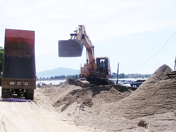 Thường trực HĐND TP Đà Nẵng đề nghị UBND TP khẩn trương rà soát, có giải pháp xử lý cấp bách tình trạng khan hiếm cát xây dựng trên địa bàn.