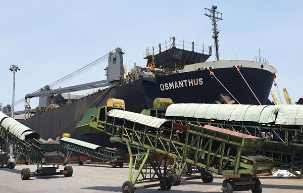 Hỗ trợ tàu trọng tải gần 50.000 tấn cập cảng Tiên Sa