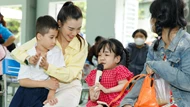 Á hậu Hoàng Oanh đưa con trai cùng đi thiện nguyện