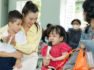 Á hậu Hoàng Oanh đưa con trai cùng đi thiện nguyện