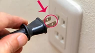 Bí ẩn 2 lỗ nhỏ trên phích cắm điện: Chi tiết tưởng thừa hóa ra lại "cứu nguy" cả nhà