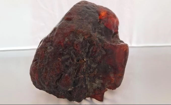 Khối hổ phách nặng 3,5kg.