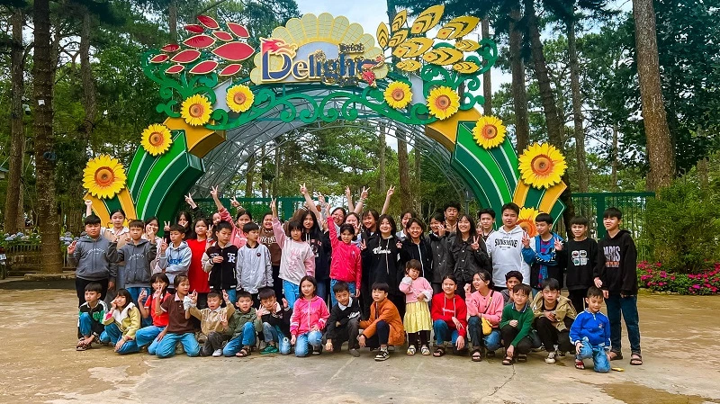 Niềm vui của các em nhỏ có hoàn cảnh đặc biệt khó khăn khi được trải nghiệm Công viên hoa và ánh sáng nghệ thuật Đà Lạt - Delight Park Đà Lạt.