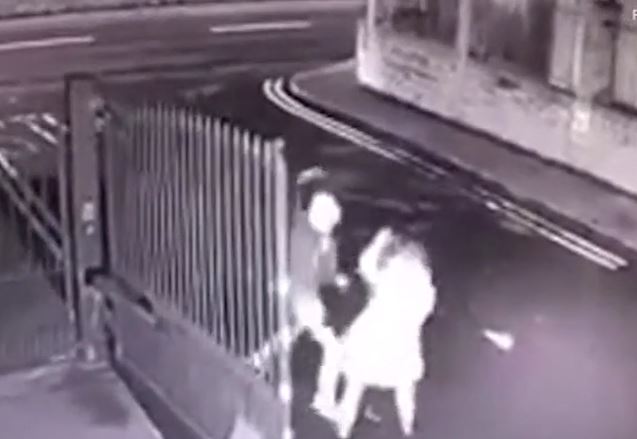 CLIP: Bị tên cướp cầm dao giật túi xách, người phụ nữ có màn xử lý cực 'đỉnh'