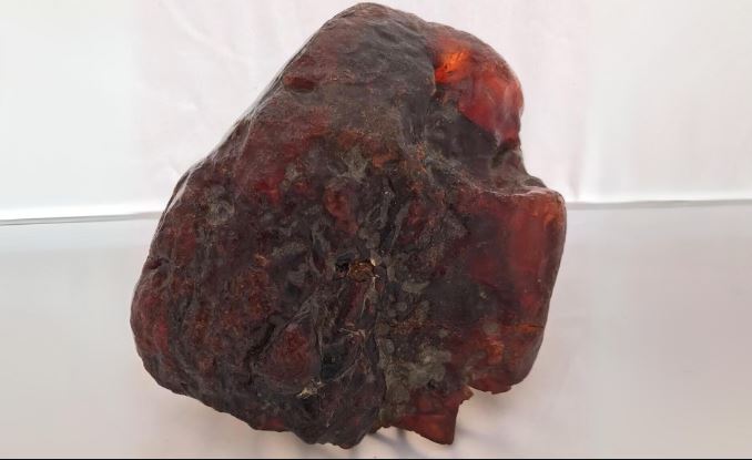 Cụ bà nhặt một viên đá ở lòng suối về chặn cửa, nhiều năm sau bỗng chốc hóa kho báu trị giá hơn 1 triệu USD