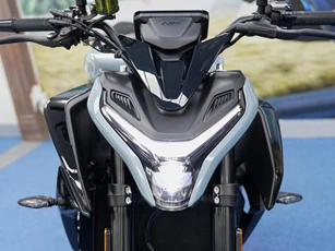 Môtô 3 xi lanh dung tích 674cc, trang bị 'đỉnh nóc', giá 165 triệu đồng, cạnh tranh với Honda CB650R