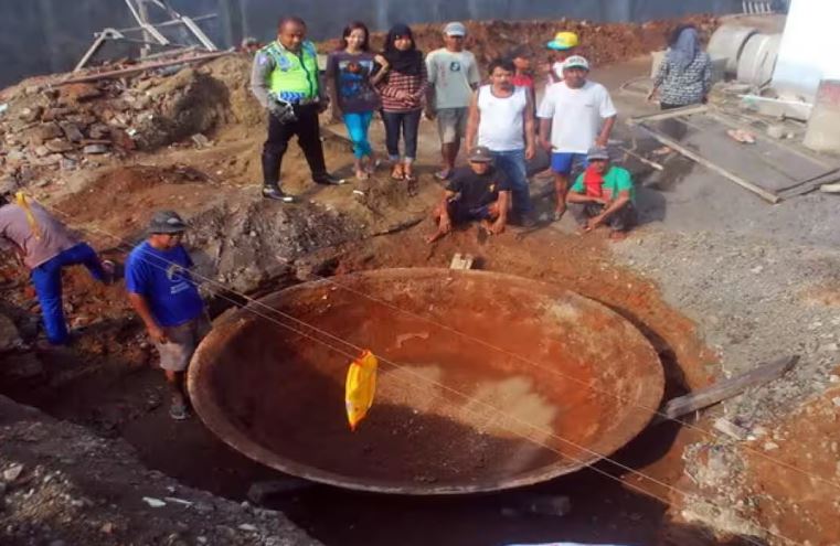 Phát hiện báu vật nặng cả tấn khi đào móng xây nhà