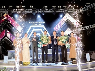 Bộ đôi kỷ lục Việt Nam xác nhập cho du thuyền Hạ Long: Sự ghi nhận trải nghiệm du lịch mới