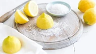 Rắc muối lên quả chanh đã cắt đặt ở góc nhà: Mẹo nhỏ, lợi ích lớn được chuyên gia khuyên dùng