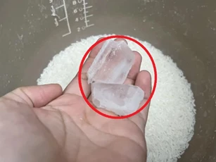 Chỉ với 2 viên đá lạnh, mẹo nấu cơm dẻo thơm bất ngờ!