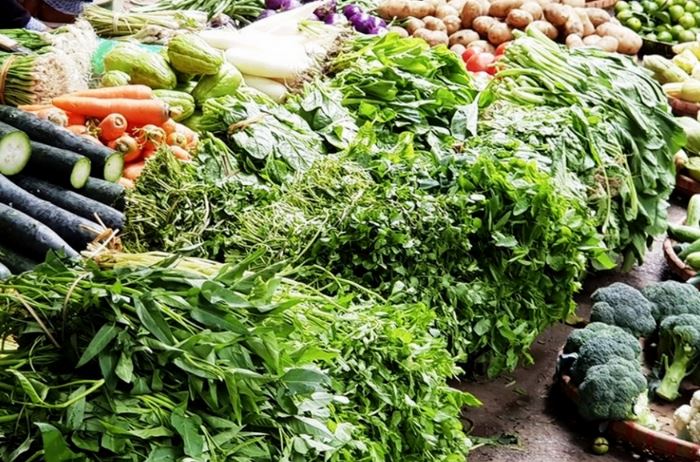 Sự thật bất ngờ phía sau hành động phun nước lên rau của người bán: Không chỉ để giữ rau tươi