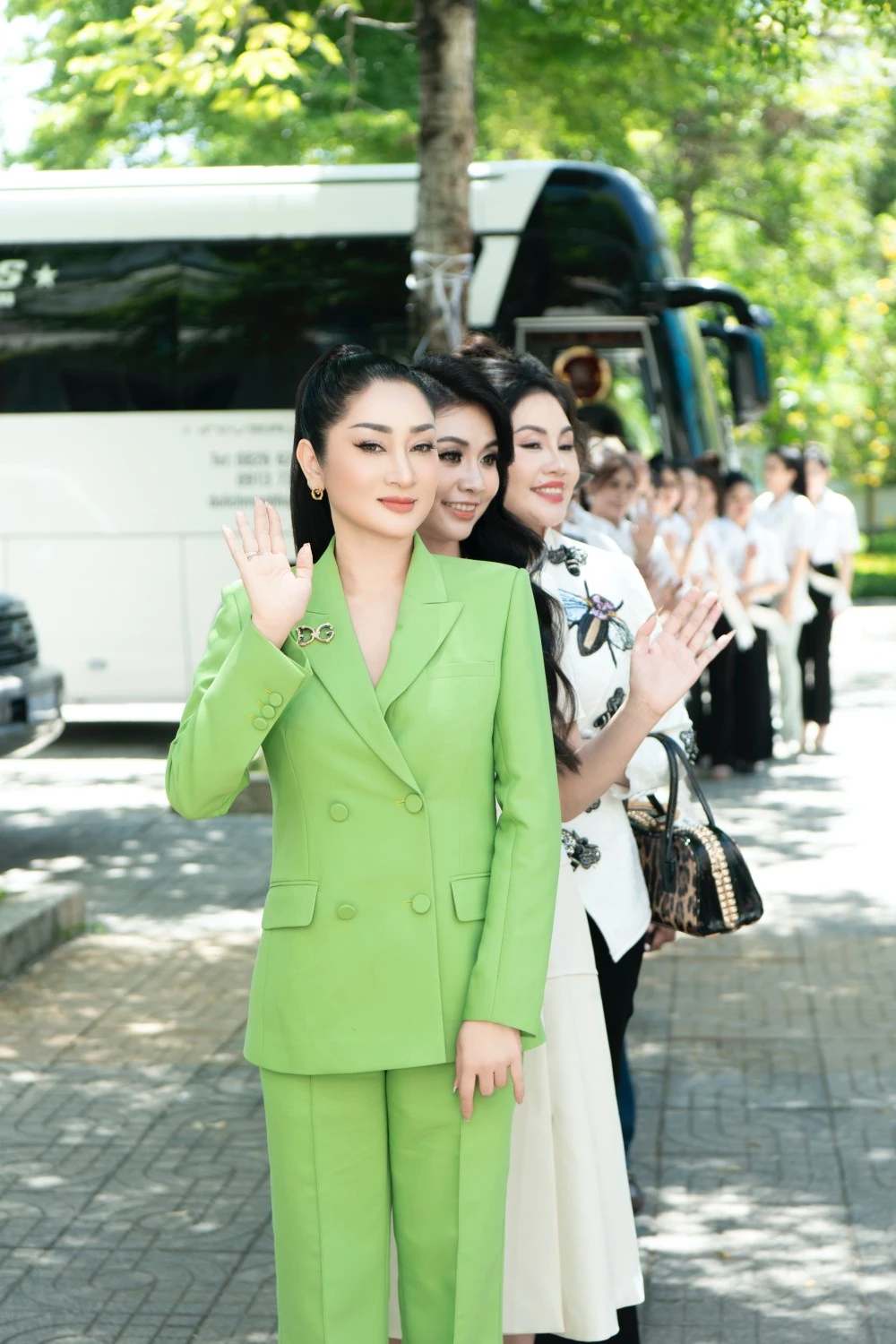 Tại hoạt động đồng hành cuộc thi, bà lựa chọn blazer màu xanh cốm tươi sáng, phom dáng chuẩn mực, phối cùng phụ kiện DG sang trọng – biểu tượng cho một nữ doanh nhân hiện đại, thanh lịch và trí tuệ. Tại hoạt động đồng hành cuộc thi, bà lựa chọn blazer màu xanh cốm tươi sáng, phom dáng chuẩn mực, phối cùng phụ kiện DG sang trọng – biểu tượng cho một nữ doanh nhân hiện đại, thanh lịch và trí tuệ.