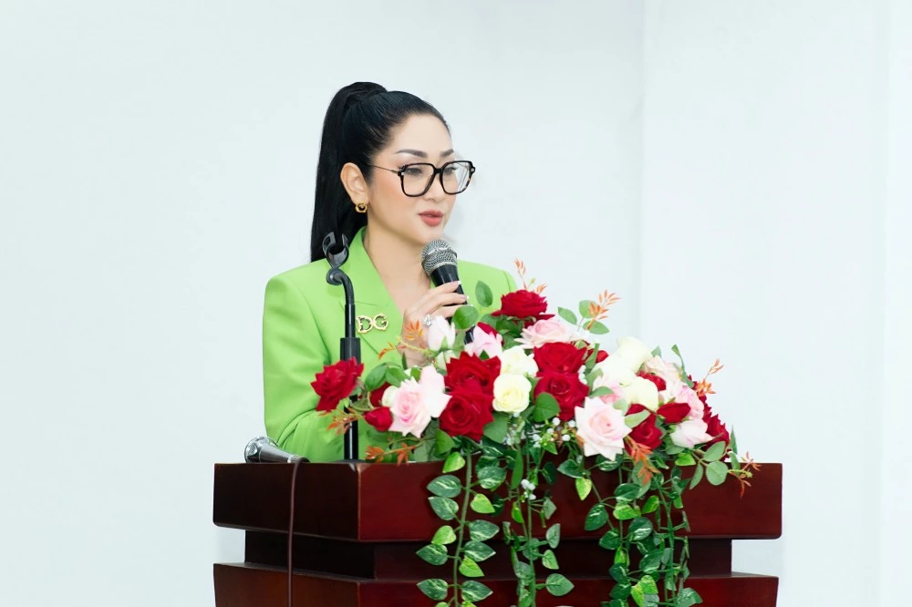 Chị luôn sẵn sàng trao đi những điều tốt đẹp - từ hoạt động thiện nguyện, thăm hỏi trẻ em cơ nhỡ, đến các chương trình lan tỏa tri thức, kỹ năng và giá trị sống cho các nữ doanh nhân trẻ. Chị luôn sẵn sàng trao đi những điều tốt đẹp - từ hoạt động thiện nguyện, thăm hỏi trẻ em cơ nhỡ, đến các chương trình lan tỏa tri thức, kỹ năng và giá trị sống cho các nữ doanh nhân trẻ.