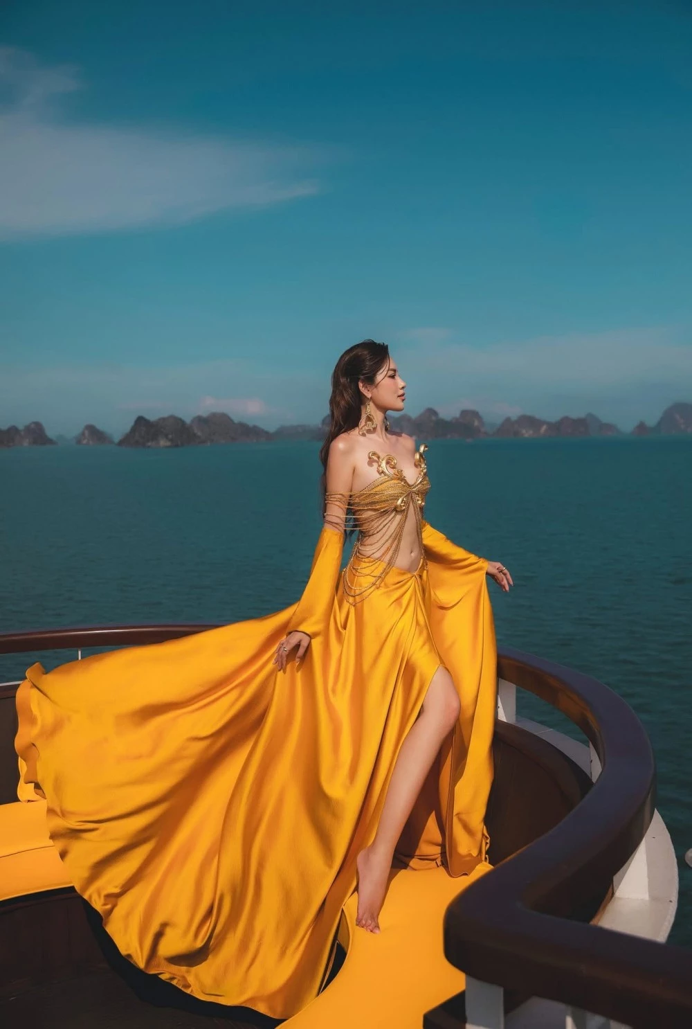 Bộ ảnh được thực hiện trên du thuyền sang trọng giữa Vịnh Hạ Long, kỳ quan thiên nhiên thế giới, tạo nên sự kết hợp độc đáo giữa thời trang cao cấp và cảnh sắc thiên nhiên hùng vĩ. Bộ ảnh được thực hiện trên du thuyền sang trọng giữa Vịnh Hạ Long, kỳ quan thiên nhiên thế giới, tạo nên sự kết hợp độc đáo giữa thời trang cao cấp và cảnh sắc thiên nhiên hùng vĩ.
