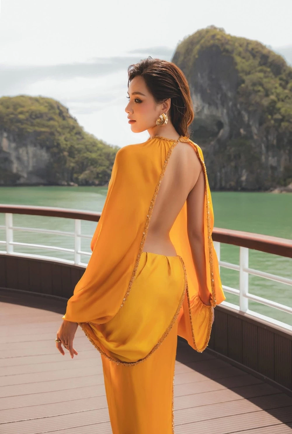 Là một trong những hoa hậu sở hữu vóc dáng ấn tượng của showbiz Việt hiện nay, cô tận dụng triệt để hình thể chuẩn quốc tế cùng thần thái tự tin để tôn vinh những đường cắt xẻ táo bạo. Là một trong những hoa hậu sở hữu vóc dáng ấn tượng của showbiz Việt hiện nay, cô tận dụng triệt để hình thể chuẩn quốc tế cùng thần thái tự tin để tôn vinh những đường cắt xẻ táo bạo.