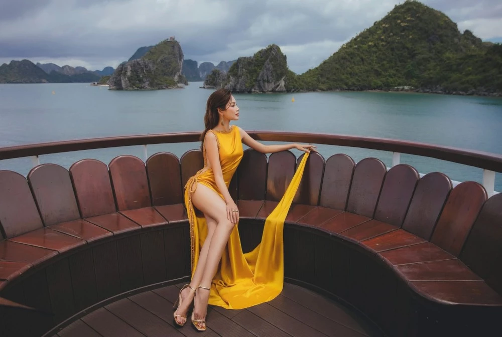 Nàng hậu khai thác lợi thế hình thể với đầm ngắn ôm sát, thiết kế xẻ cao tới tận hông, làm nổi bật đôi chân thon dài, kết hợp cùng trang sức ánh kim hài hòa, tạo nên tổng thể quyến rũ và sang trọng. Nàng hậu khai thác lợi thế hình thể với đầm ngắn ôm sát, thiết kế xẻ cao tới tận hông, làm nổi bật đôi chân thon dài, kết hợp cùng trang sức ánh kim hài hòa, tạo nên tổng thể quyến rũ và sang trọng.