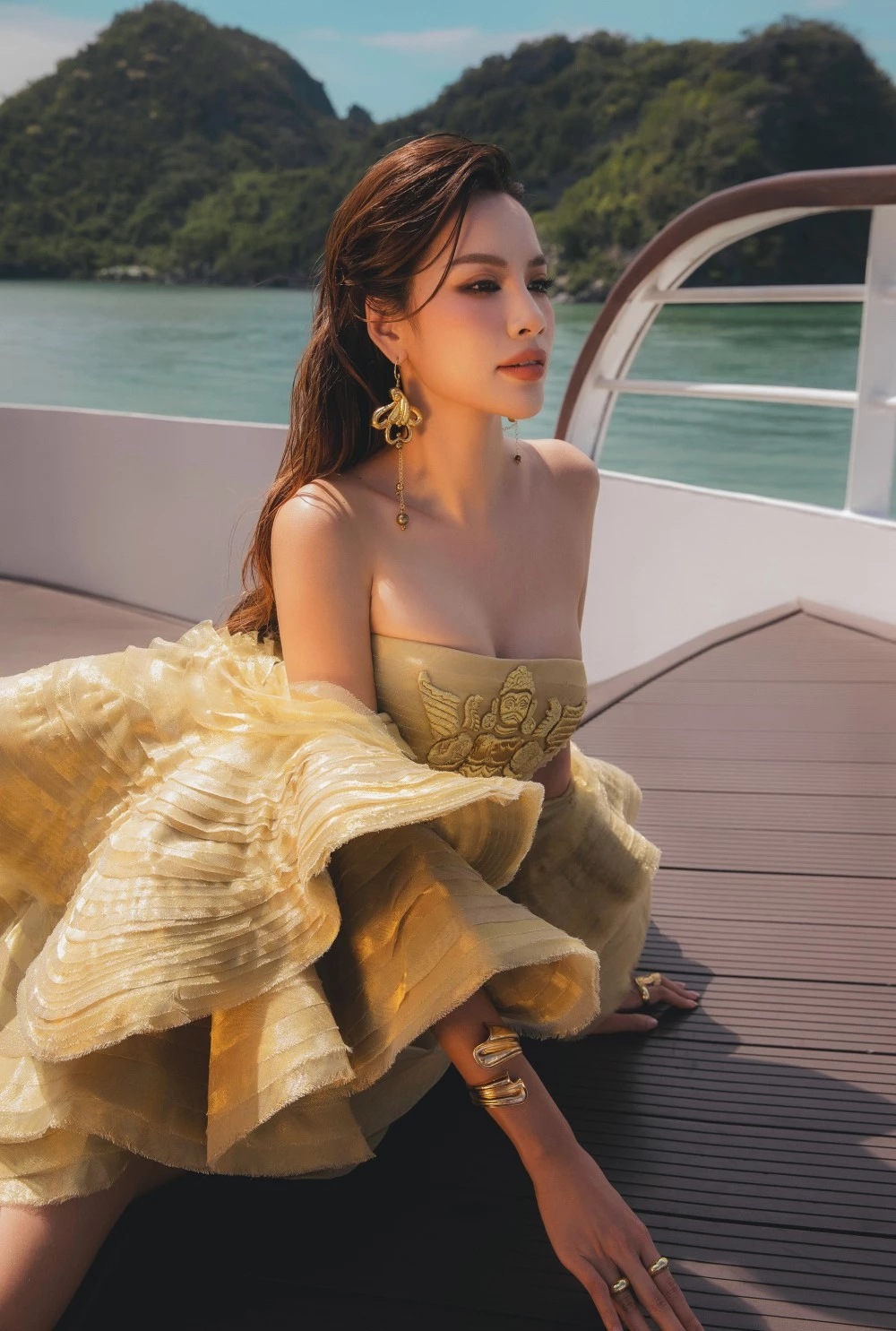 Đây cũng là kết quả của luận văn tốt nghiệp Thạc sĩ chuyên ngành Mỹ thuật Ứng dụng của NTK Lê Thanh Hòa tại trường Đại học Văn Lang, giúp anh xuất sắc đạt vị trí Thủ khoa. Đây cũng là kết quả của luận văn tốt nghiệp Thạc sĩ chuyên ngành Mỹ thuật Ứng dụng của NTK Lê Thanh Hòa tại trường Đại học Văn Lang, giúp anh xuất sắc đạt vị trí Thủ khoa.