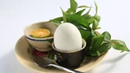 Vì sao trứng vịt lộn phải ăn kèm rau răm?