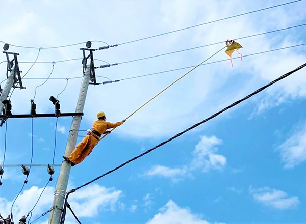 Công nhân điện lực Đà Nẵng tháo gỡ diều vướng mắc vào đường dây điện. Công nhân điện lực Đà Nẵng tháo gỡ diều vướng mắc vào đường dây điện.