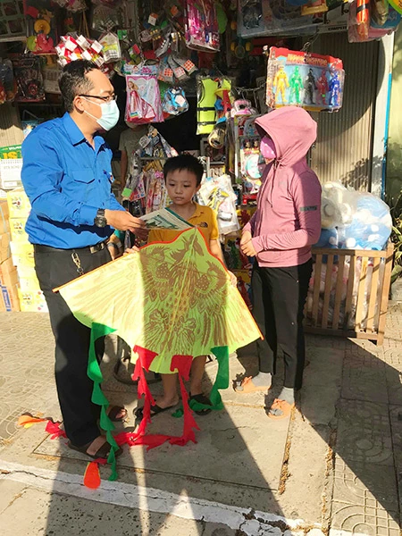 Đoàn thanh niên PC Đà Nẵng tuyên truyền về sự nguy hiểm khi thả diều gần đường dây điện. Đoàn thanh niên PC Đà Nẵng tuyên truyền về sự nguy hiểm khi thả diều gần đường dây điện.