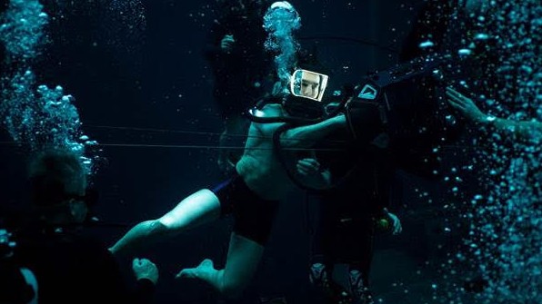 Lặn sâu dưới áp suất chết người, Tom Cruise và cả đoàn phim buộc phải... phát minh cách giao tiếp mới