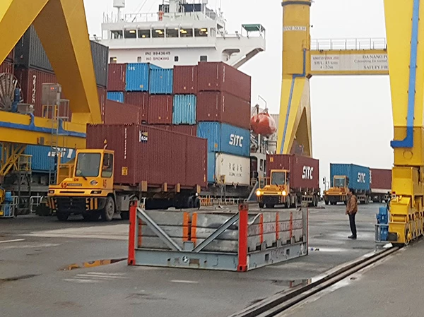 Xuất nhập khẩu hàng container tại cảng Đà Nẵng.