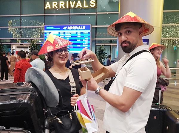 Và rất vui khi nhận được quà tặng lưu niệm là mô hình cầu Rồng nổi tiếng của Đà Nẵng. Và rất vui khi nhận được quà tặng lưu niệm là mô hình cầu Rồng nổi tiếng của Đà Nẵng.