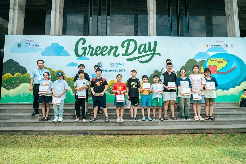 Tuyên dương, khen thưởng các cá nhân xuất sắc.