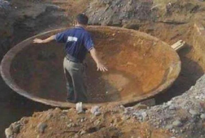 Đào móng xây nhà, bất ngờ tìm thấy cổ vật nặng một tấn nghi là báu vật cổ xưa