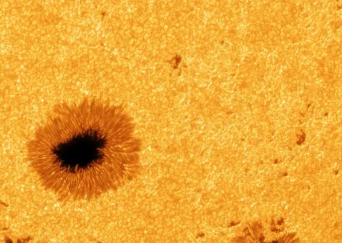 Lần đầu tiên ghi lại hình ảnh mặt trời độ phân giải 8K, tiết lộ chi tiết chưa từng thấy về các vết đen mặt trời