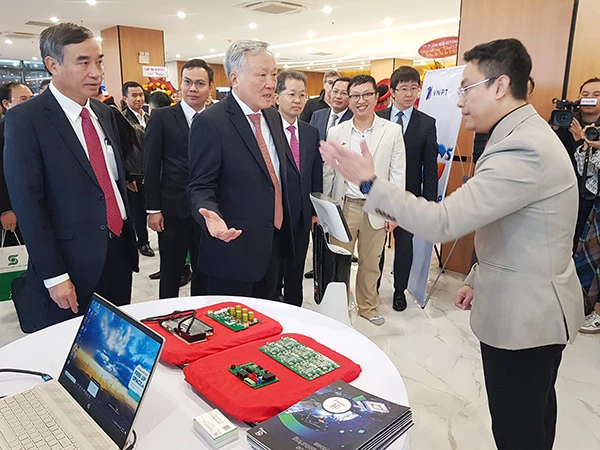 Giám đốc DSAC Lê Hoàng Phúc báo cáo với Phó Thủ tướng Thường trực Chính phủ Nguyễn Hoà Bình những kết quả bước đầu của TP Đà Nẵng trong lĩnh vực vi mạch bán dẫn, trí tuệ nhân tạo. Giám đốc DSAC Lê Hoàng Phúc báo cáo với Phó Thủ tướng Thường trực Chính phủ Nguyễn Hoà Bình những kết quả bước đầu của TP Đà Nẵng trong lĩnh vực vi mạch bán dẫn, trí tuệ nhân tạo.