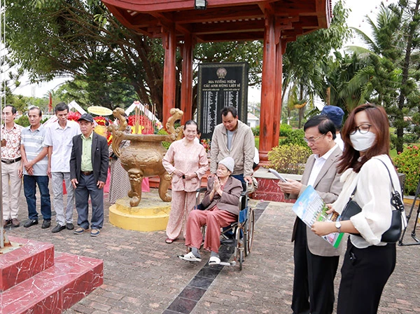 Người dân Đà Nẵng đến dâng hương tại nhà bia tưởng niệm các anh hùng liệt sĩ trong khuôn viên Di tích quốc gia đình Nại Nam (khu vực Nại Nam, quận Hải Châu). Người dân Đà Nẵng đến dâng hương tại nhà bia tưởng niệm các anh hùng liệt sĩ trong khuôn viên Di tích quốc gia đình Nại Nam (khu vực Nại Nam, quận Hải Châu).