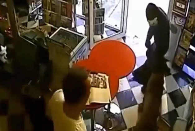 CLIP: Chó dũng cảm lao vào tên cướp có súng, cứu chủ thoát hiểm trong gang tấc