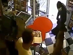 CLIP: Chó dũng cảm lao vào tên cướp có súng, cứu chủ thoát hiểm trong gang tấc