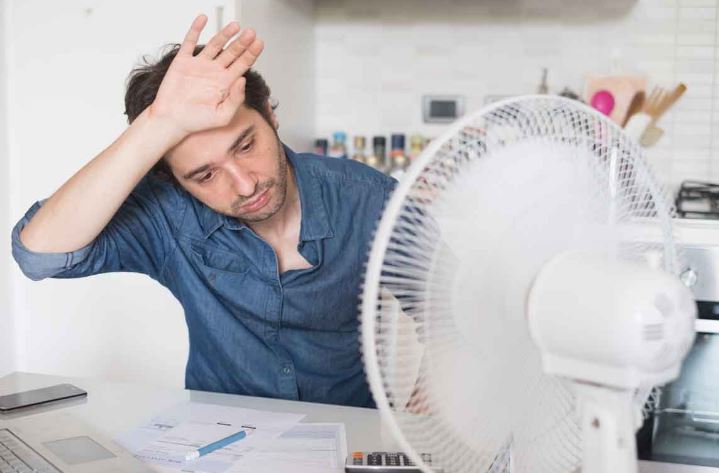 Bật quạt làm mát khi trời nóng, thói quen tưởng chừng có lợi nhưng ẩn chứa nhiều nguy hại nếu làm sai cách