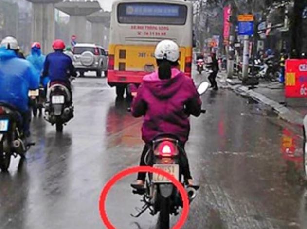 Không gạt chân chống xe máy, có thể bị phạt đến 10 triệu đồng và tước bằng lái