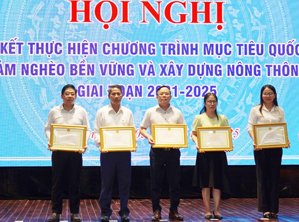 Cảng Đà Nẵng nhận bằng khen ‘Vì người nghèo’