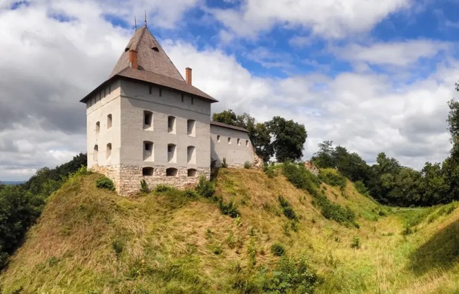 Phát hiện căn phòng bị phong kín suốt 300 năm dưới lâu đài cổ Ukraine