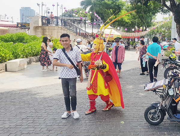 &#x110;&#xE0; N&#x1EB5;ng: T&#xE1;i di&#x1EC5;n n&#x1EA1;n h&#xE0;ng rong t&#x1EE5; t&#x1EAD;p, ch&#xE8;o k&#xE9;o du kh&#xE1;ch