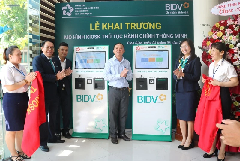 Đại biểu thực hiện nghị thức khai trương “KIOSK giải quyết thủ tục hành chính thông minh” tại Trung tâm Phục vụ hành chính công.