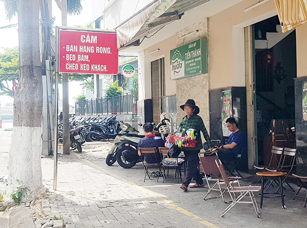 Tình trạng bán hàng rong, đeo bám, chèo kéo khách diễn ra ngay cạnh những tấm bảng cấm. Tình trạng bán hàng rong, đeo bám, chèo kéo khách diễn ra ngay cạnh những tấm bảng cấm.