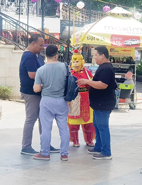 đến người lớn đều bị đối tượng này làm phiền. đến người lớn đều bị đối tượng này làm phiền.