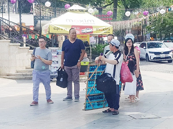 Hết đối tượng đóng giả Tề Thiên đại thánh lại đến đối tượng bán kính râm dạo tiếp cận các vị khách vốn chỉ muốn chụp vài tấm ảnh lưu niệm. Hết đối tượng đóng giả Tề Thiên đại thánh lại đến đối tượng bán kính râm dạo tiếp cận các vị khách vốn chỉ muốn chụp vài tấm ảnh lưu niệm.