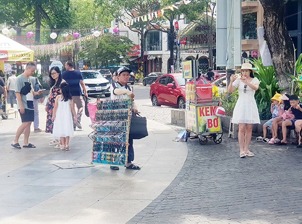 Và chính du khâchs đã ghi lại hình ảnh của đối tượng này. Và chính du khâchs đã ghi lại hình ảnh của đối tượng này.