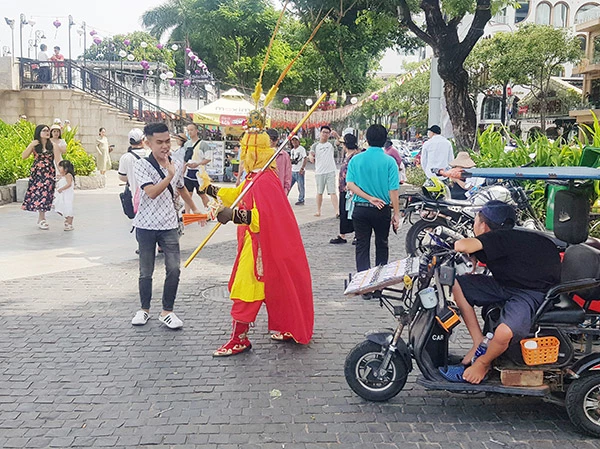 Vị du khách này đã lịch sự xua tay từ chối... Vị du khách này đã lịch sự xua tay từ chối...