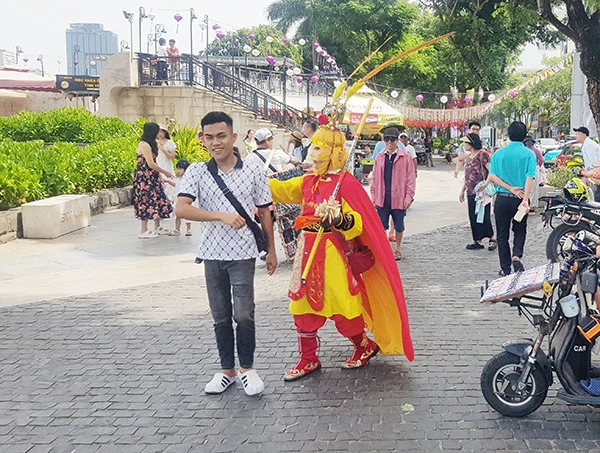 Nhưng vẫn bj bám theo... Nhưng vẫn bj bám theo...